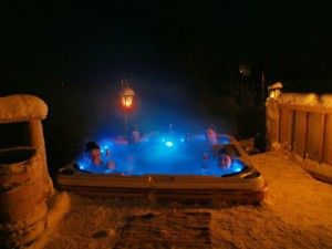 Guests in hot-tub wardshuset Kangos Swedish Lapland