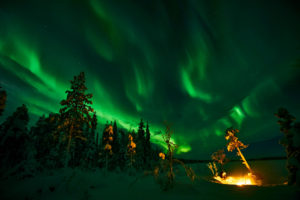 Beautiful-Aurora-Borealis-campfire